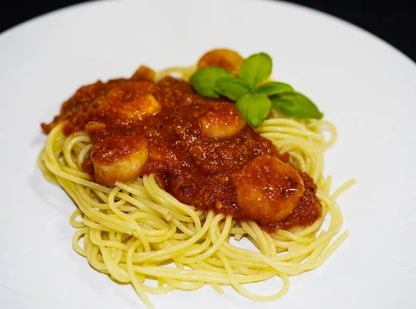 Spaghetti Rigate Italiaanse Pasta Met Sint Jakobsschelpen Garnalen — Stockfoto