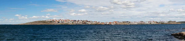 ヨーテボリの隣にある群島の小さなスウェーデンの家は — ストック写真