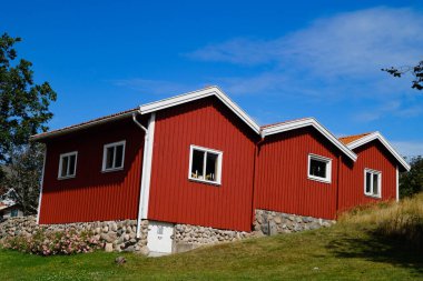 Göteborg 'un yanındaki takımadalarda küçük İsveç evleri.