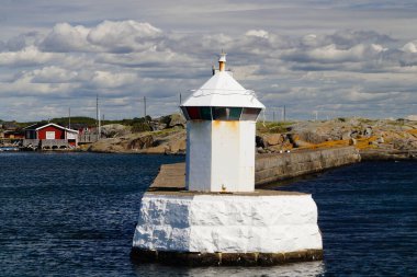 Göteborg 'un yanındaki takımadalarda küçük İsveç evleri.