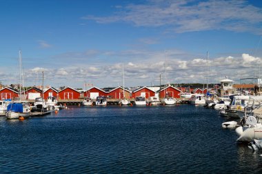 Göteborg 'un yanındaki takımadalarda küçük İsveç evleri.