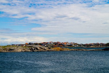 Göteborg 'un yanındaki takımadalarda küçük İsveç evleri.