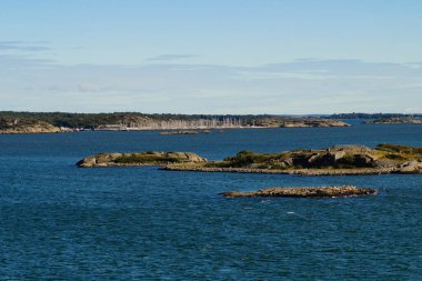 Göteborg 'un yanındaki takımadalarda küçük İsveç evleri.