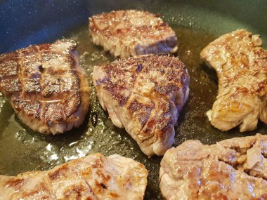 Japon chaliapin bifteği soğan ve kırmızı şarapla marine edilmiş wagyu bifteğidir.