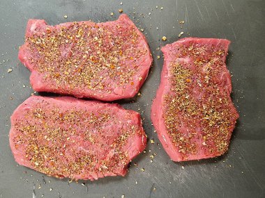 Kızartma tavasından taze kızarmış biftek ve lezzetli malzemeler.