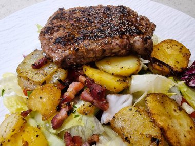 Kızartma tavasından taze kızarmış biftek ve lezzetli malzemeler.