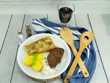 Kızartma tavasından taze kızarmış biftek ve lezzetli malzemeler.