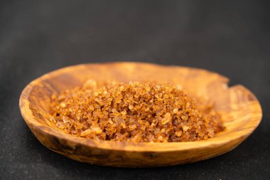 zeytin ağacının üzerinde tuz kristalleri