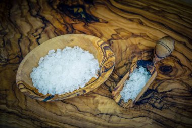 zeytin ağacının üzerinde tuz kristalleri