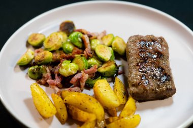 Rosemary lamb filet with healthy vegetables