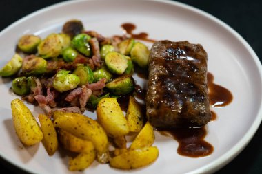 Rosemary lamb filet with healthy vegetables