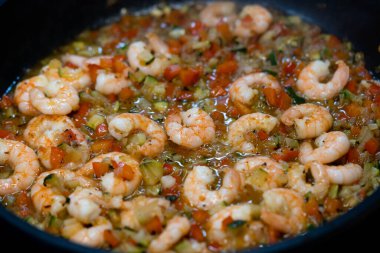 İtalyan spesiyali karidesli spagetti alla busara makarna