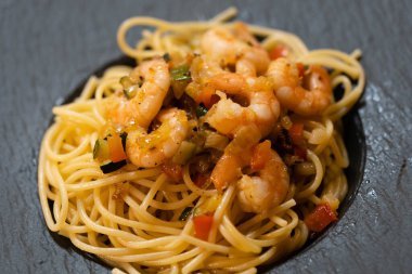 İtalyan spesiyali karidesli spagetti alla busara makarna