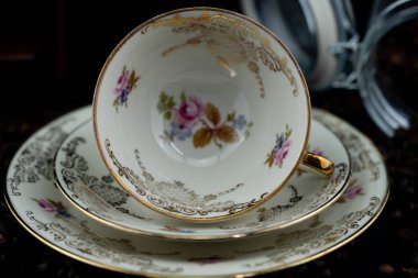 Taze kavrulmuş kahverengi kahve çekirdeği.