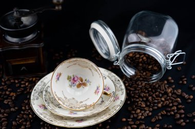 Taze kavrulmuş kahverengi kahve çekirdeği.