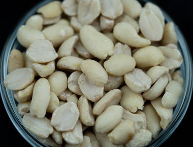 Tuzlu fıstık ezmesi yapmak için gerekli malzemeler.