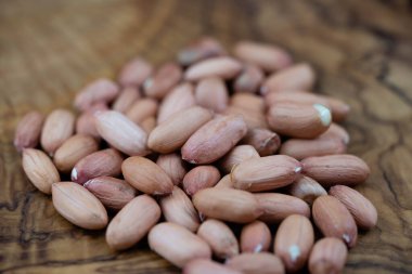 Tuzlu fıstık ezmesi yapmak için gerekli malzemeler.