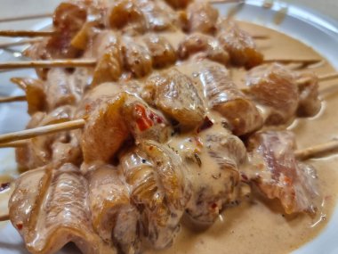 Pak choi sebzeli erişteli tavuk satay.