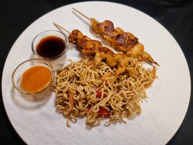 Pak choi sebzeli erişteli tavuk satay.