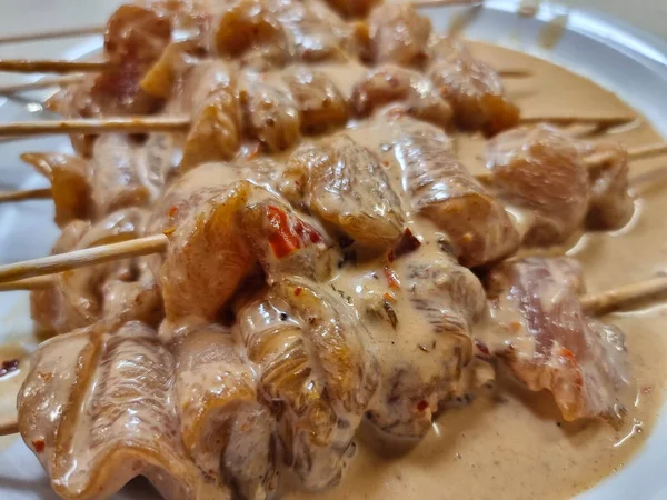 Pak choi sebzeli erişteli tavuk satay.