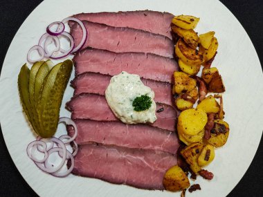 Kızarmış patatesli biftek Remoulade soslu.