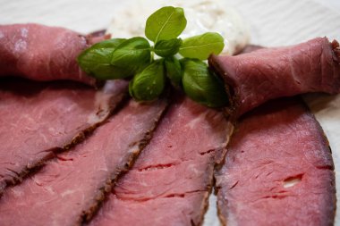 Kızarmış patatesli biftek Remoulade soslu.