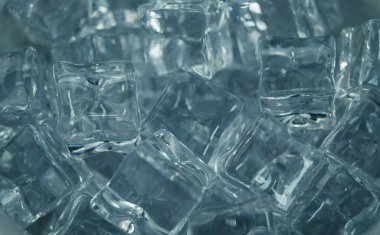 yayılan ışık bir avuç buzun üzerinde parlar.