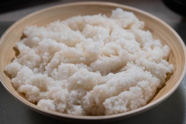 Farklı türde Asya deniz ürünleri suşisi.