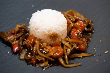 Sebzeli ve pirinçli Asya mutfağı baharatlı köri