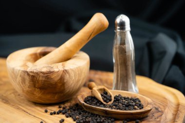 Zeytin ağacında bir sürü siyah biber.