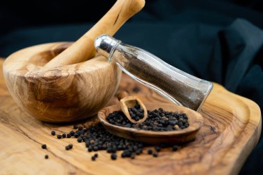 Zeytin ağacında bir sürü siyah biber.