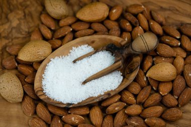 Kavrulmuş ve zeytin ağacında tuzlanmış badem.