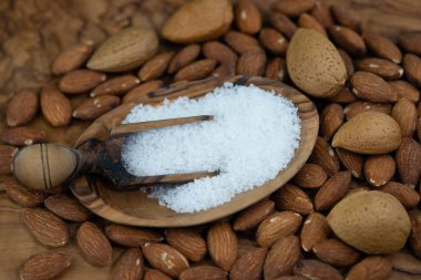 Kavrulmuş ve zeytin ağacında tuzlanmış badem.