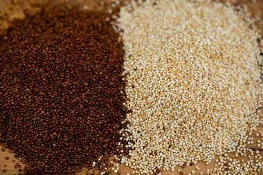 Chenopodium kinoası Tahta bir masada kırmızı veya beyaz tohum