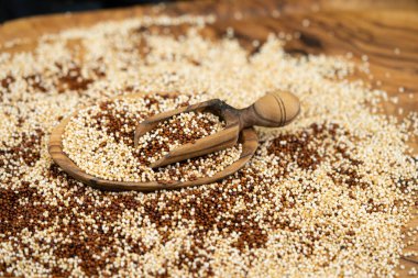 Chenopodium kinoası Tahta bir masada kırmızı veya beyaz tohum