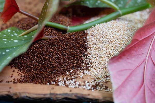 Семена Киноа Chenopodium Красные Белые Деревянном Столе — стоковое фото