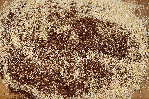Chenopodium Quinoa Semillas Rojas Blancas Sobre Una Mesa Madera — Foto de Stock