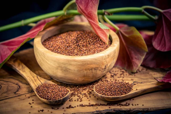 Chenopodium Quinoa Rött Eller Vitt Frö Ett Träbord — Stockfoto