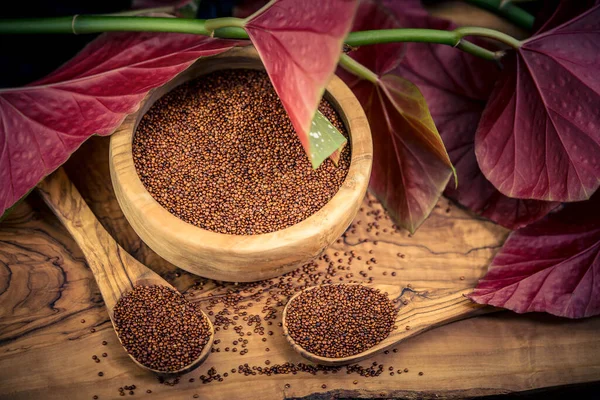 木製のテーブルの上にChenopodiumキノア赤または白の種子 — ストック写真