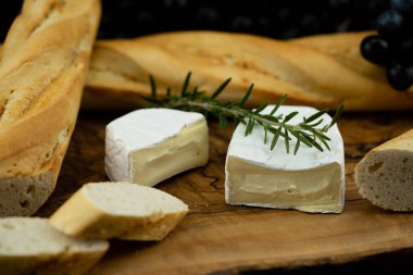 Şarap üzümleri ve şarap yaprakları Hamburg 'un yanındaki eski topraklarda