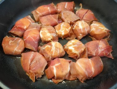 Füme jambona sarılmış keçi peyniri ve adaçayı.