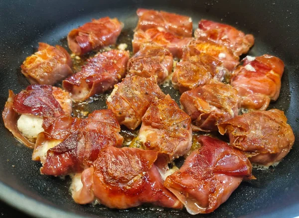 Geitenkaas Salie Verpakt Een Plak Gerookte Ham — Stockfoto