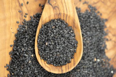 Zeytin ağacına susam tohumu