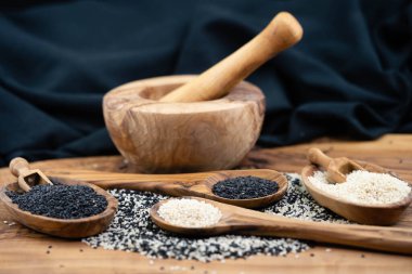 Zeytin ağacına susam tohumu