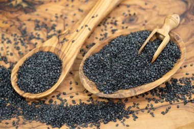 Zeytin ağacına susam tohumu