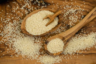 Zeytin ağacına susam tohumu