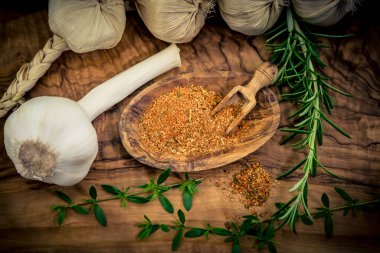 Gyros ve Tzatziki gibi Yunan yemekleri için özel otlar ve baharatlar