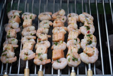 Kömürlü ızgara balık ve diğer deniz ürünleri.