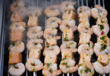 Kömürlü ızgara balık ve diğer deniz ürünleri.