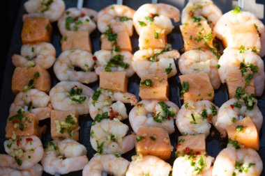 Kömürlü ızgara balık ve diğer deniz ürünleri.